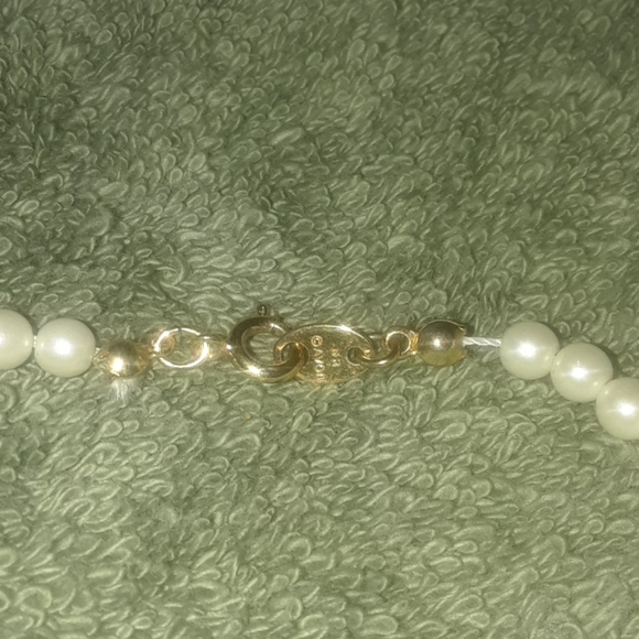 Avon pearl necklace with extra pendant - Picture 4 of 4